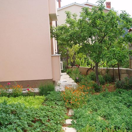 Apartment Orbanic Cres Luaran gambar